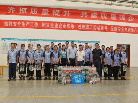 炎炎夏日，，，市总工会送清凉，，，丝丝关爱暖人心