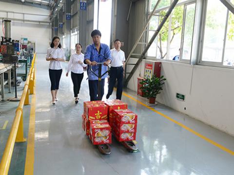 乐橙lc8集团工会开展“夏日送清凉”活动