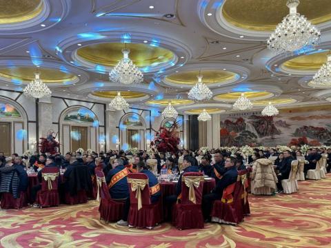 雄鹰展翅震寰宇 威龙腾飞冲云霄|乐橙lc8电气召开2023年度总结表扬大会暨2024年迎新春晚会