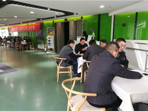 乐橙lc8股份第一届掼蛋角逐顺遂举行